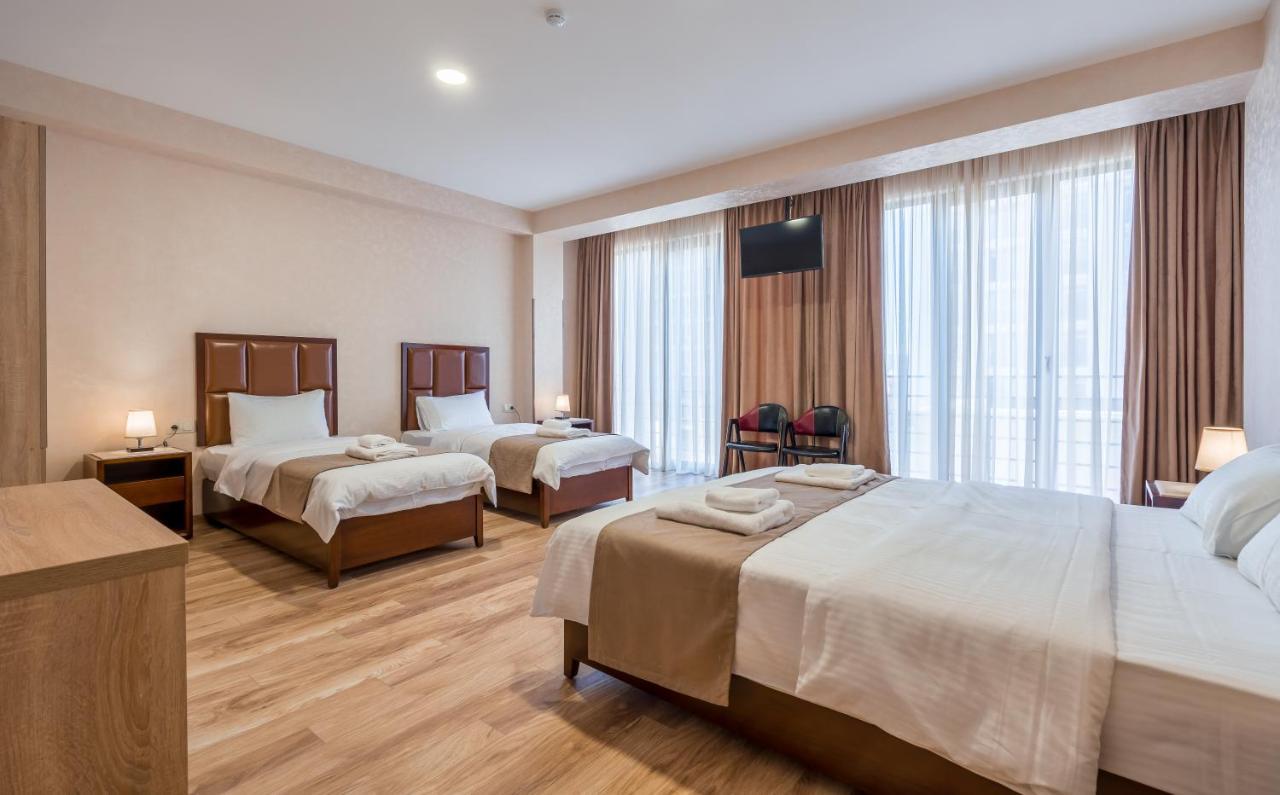 Aura Hotel Тбилиси Екстериор снимка