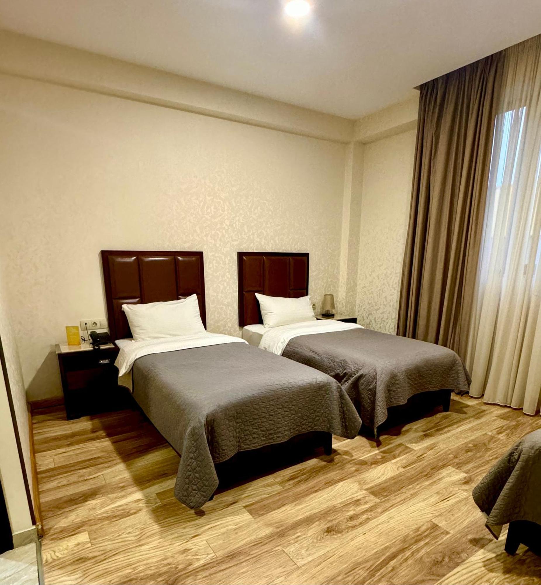 Aura Hotel Тбилиси Екстериор снимка